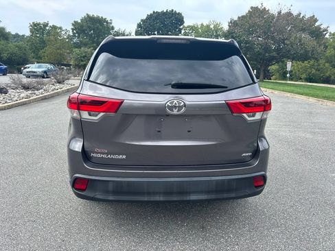 Used 2019 Toyota Highlander LE AWD/4WD image 4