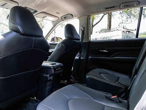 Used 2024 Toyota Grand Highlander AWD image 23