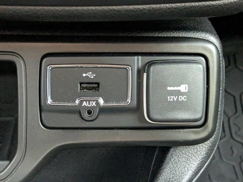 Used 2018 Jeep Renegade Limited FWD image 25