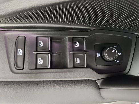 New 2025 Volkswagen Tiguan SE R-Line image 9