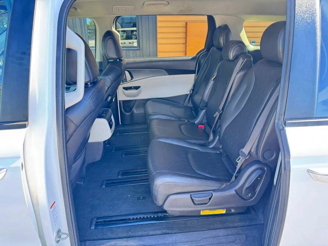 Used 2022 Kia Carnival LX FWD image 21