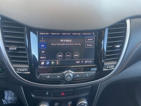 Used 2020 Chevrolet Trax LT w/ LT Convenience Package image 16