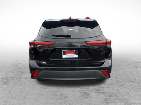 Used 2022 Toyota Highlander XLE AWD/4WD image 6