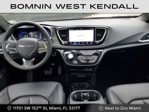 Used 2025 Chrysler Pacifica Select image 14