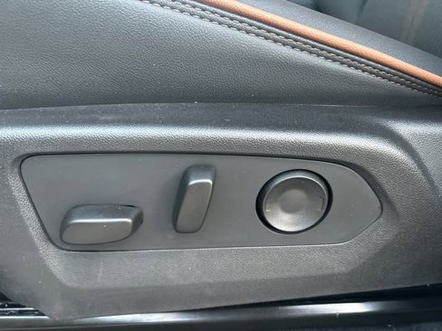 Used 2025 GMC Canyon AT4 image 17