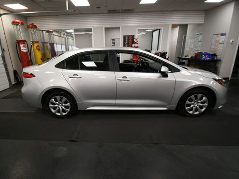 Used 2025 Toyota Corolla LE FWD image 9