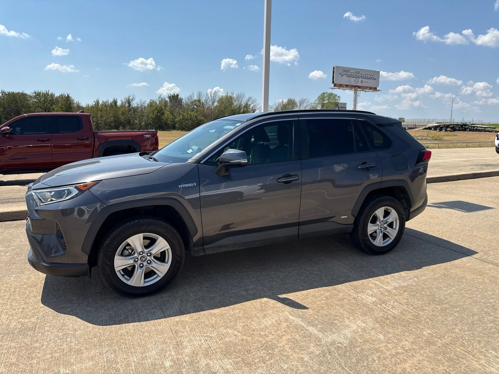 Used 2020 Toyota RAV4 XLE AWD/4WD image 2