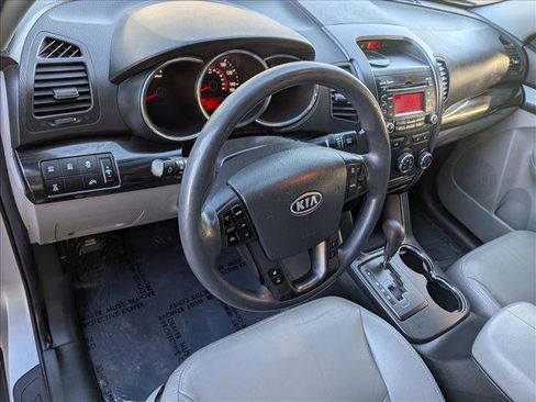 Used 2011 Kia Sorento LX image 10