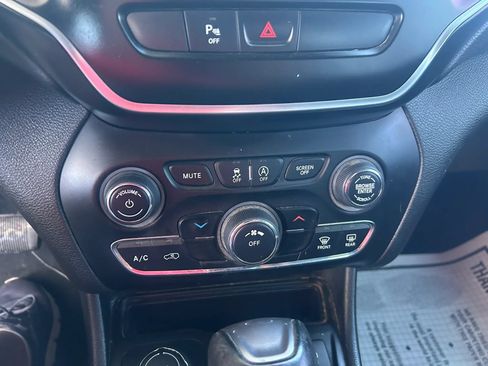 Used 2020 Jeep Cherokee Latitude Plus AWD/4WD image 23