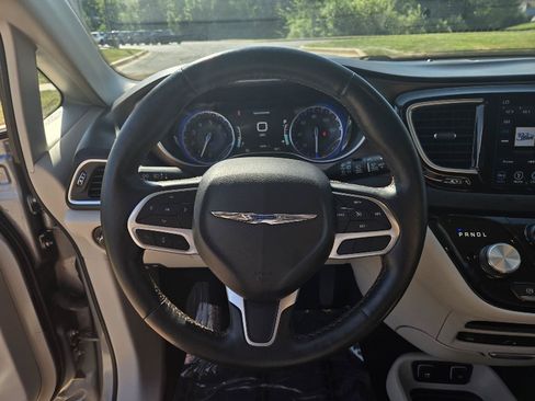 Used 2019 Chrysler Pacifica Touring-L Plus w/ Tire & Wheel Group FWD image 17