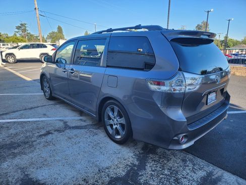 Used 2015 Toyota Sienna SE w/ SE Preferred Package FWD image 2