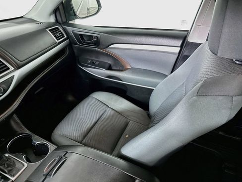 Used 2019 Toyota Highlander LE AWD/4WD image 21