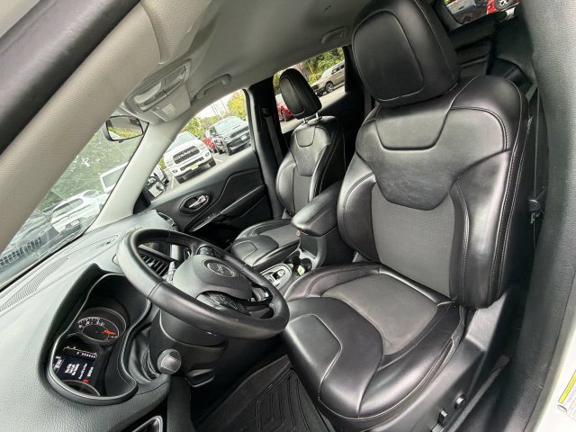 Used 2019 Jeep Cherokee Latitude Plus AWD/4WD image 15