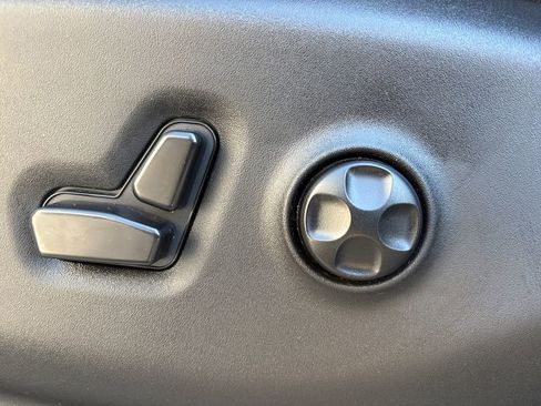 Used 2024 Chrysler Pacifica Touring-L image 11