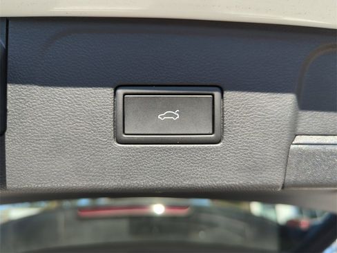 Used 2025 Volkswagen Atlas SEL Premium R-Line image 21