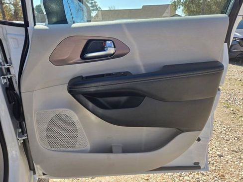 Used 2023 Chrysler Voyager LX image 27