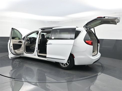 Used 2017 Chrysler Pacifica Touring-L image 34