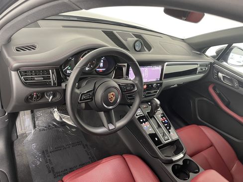 Used 2025 Porsche Macan image 4