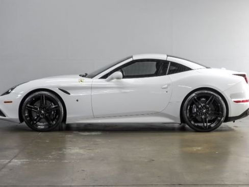 Used 2015 Ferrari California T image 16