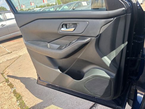 Used 2025 Nissan Rogue SV FWD image 18