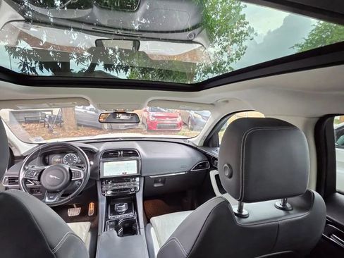 Used 2017 Jaguar F-PACE R-Sport image 8
