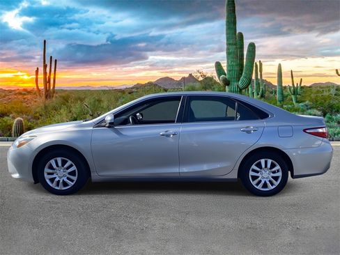 Used 2017 Toyota Camry LE image 6