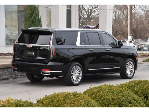 Used 2023 Cadillac Escalade ESV Premium Luxury image 4