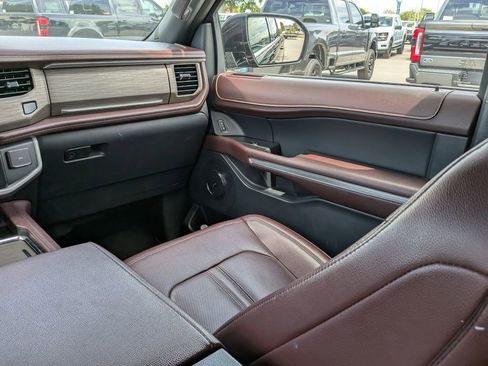 Used 2022 Ford Expedition Max Limited image 16