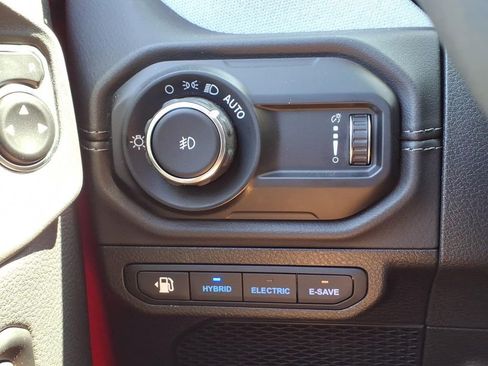 Used 2025 Jeep Wrangler Unlimited Sahara AWD/4WD image 32