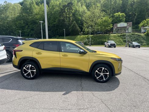 Used 2024 Chevrolet Trax RS FWD image 3