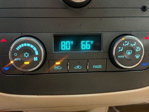 Used 2011 Buick Lucerne CX image 32