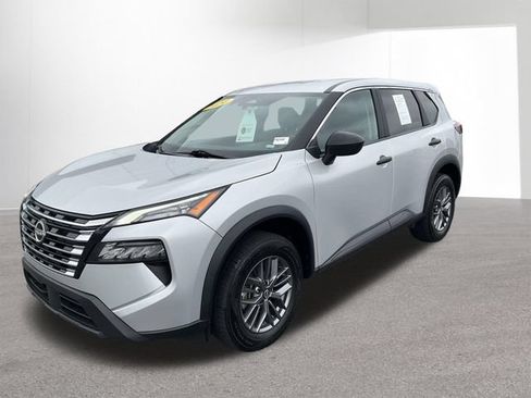 Used 2024 Nissan Rogue S AWD/4WD image 2