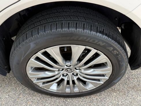 Used 2023 Toyota Venza XLE AWD/4WD image 7