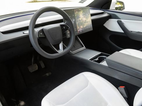 Used 2026 Tesla Model Y Long Range AWD/4WD image 4