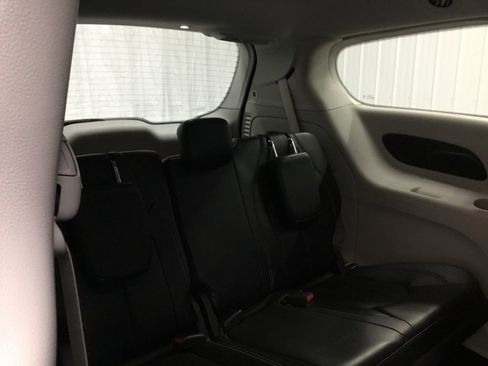 Used 2024 Chrysler Pacifica Touring-L AWD/4WD image 17
