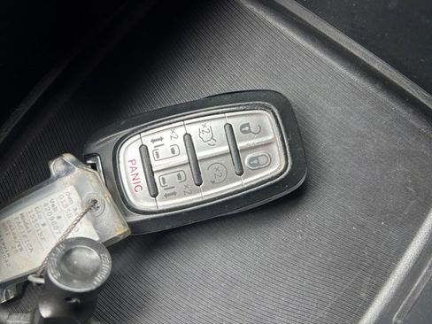Used 2025 Chrysler Pacifica Select image 21