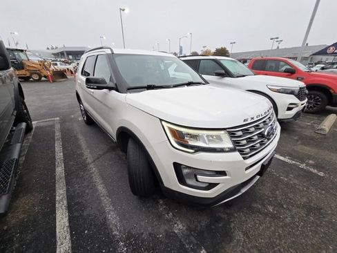 Used 2017 Ford Explorer XLT w/ Equipment Group 202A image 4