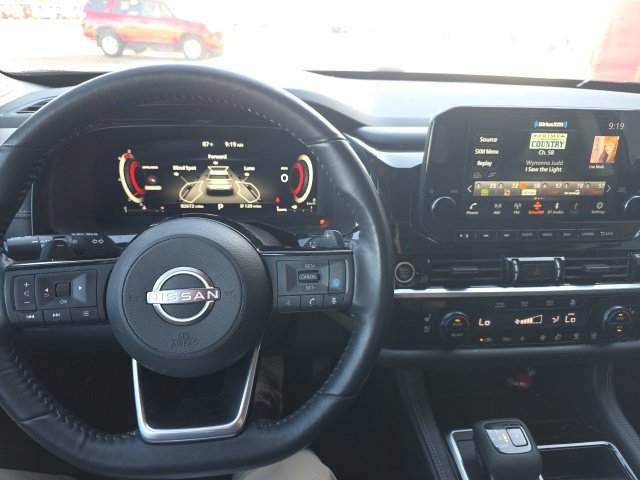 Used 2022 Nissan Pathfinder Platinum w/ Lighting Package (N92) FWD image 17