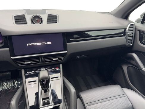 Used 2022 Porsche Cayenne image 53