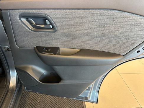 Used 2023 Nissan Rogue S AWD/4WD image 30