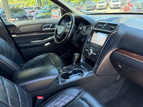 Used 2017 Ford Explorer Platinum image 32