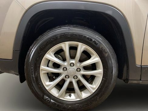 Used 2019 Jeep Cherokee Latitude w/ Popular Appearance Group image 31