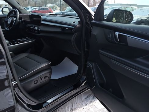 Used 2025 Buick Enclave Preferred image 7