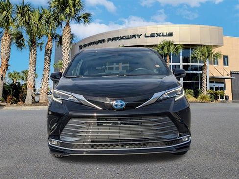 Used 2025 Toyota Sienna Platinum image 10