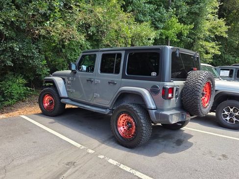 Used 2019 Jeep Wrangler Unlimited Sahara AWD/4WD image 3