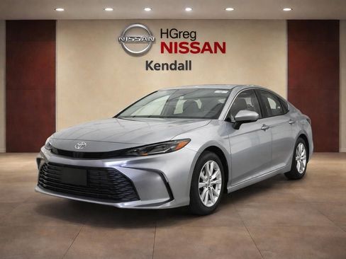 Used 2025 Toyota Camry LE image 3