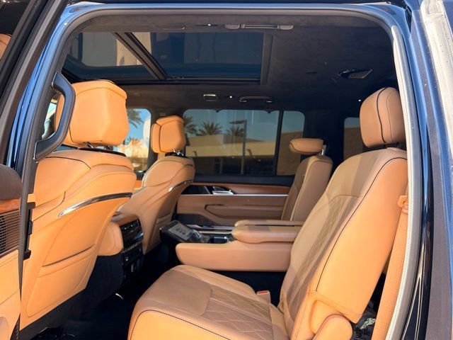Used 2022 Jeep Grand Wagoneer Series III AWD/4WD image 17