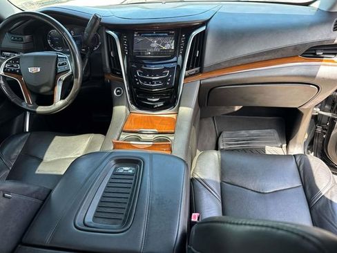 Used 2020 Cadillac Escalade Luxury RWD image 24