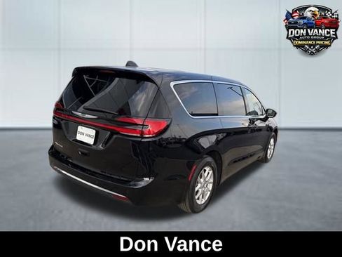 Used 2025 Chrysler Pacifica Select image 5