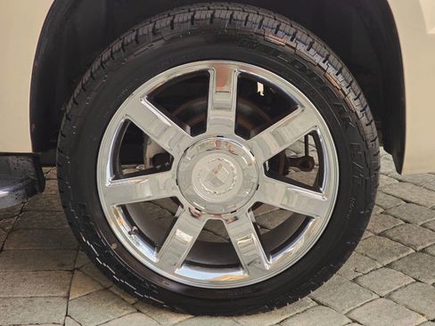 Used 2007 Cadillac Escalade EXT Base AWD 4dr Crew Cab SB w/ Information Package image 28